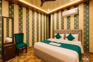 Egyptian cotton sheets, premium bedding, in-room safe, free WiFi - Fabhotel Balaji (Lucknow)