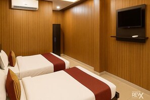 ملاءات من القطن المصري وأغطية فراش متميزة وخزنة داخل الغرفة