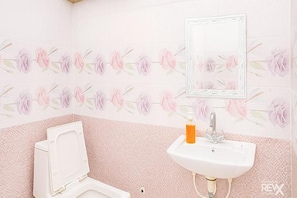 Habitación Deluxe | Baño | Regadera, regadera tipo lluvia, amenidades de baño gratuitas, toallas