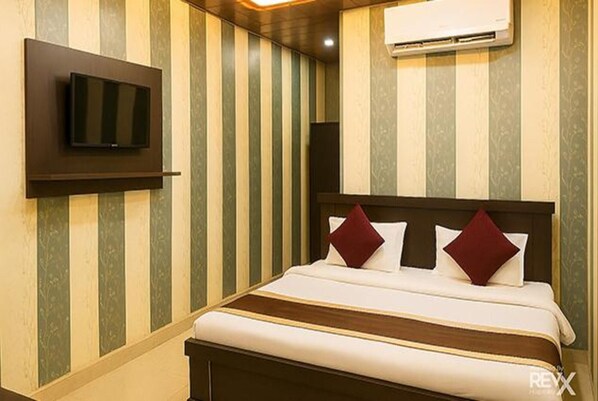 Deluxe Room | Egyptian cotton sheets, premium bedding, in-room safe, free WiFi - Fabhotel Balaji (Lucknow)