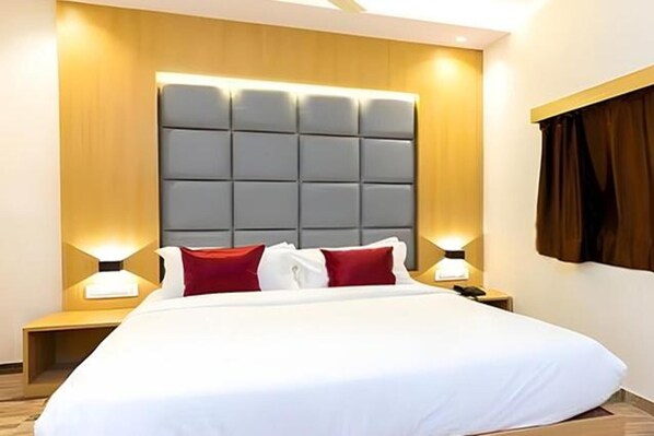 Egyptian cotton sheets, premium bedding, in-room safe, free WiFi - Fabhotel Aarti Residency (Mumbai)