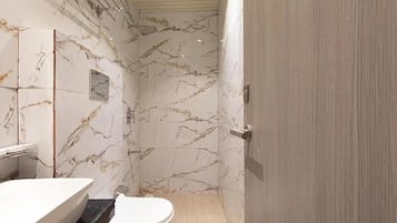 Shower, rainfall showerhead, free toiletries, towels