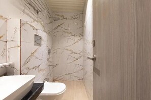 Shower, rainfall showerhead, free toiletries, towels - Fabhotel Aarti Residency (Mumbai)