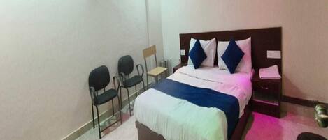 Egyptian cotton sheets, premium bedding, in-room safe, free WiFi