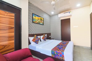 Egyptian cotton sheets, premium bedding, in-room safe, free WiFi - Fabhotel Kavya (Jaipur)