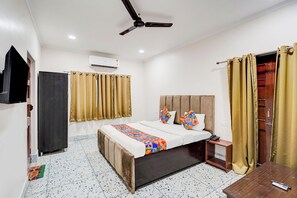 Deluxe Room | Egyptian cotton sheets, premium bedding, in-room safe, free WiFi - Fabhotel Vista Inn (Prayagraj)