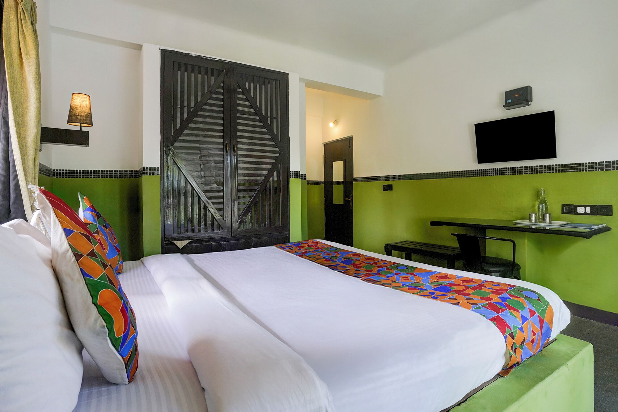 ملاءات من القطن المصري وأغطية فراش متميزة وخزنة داخل الغرفة