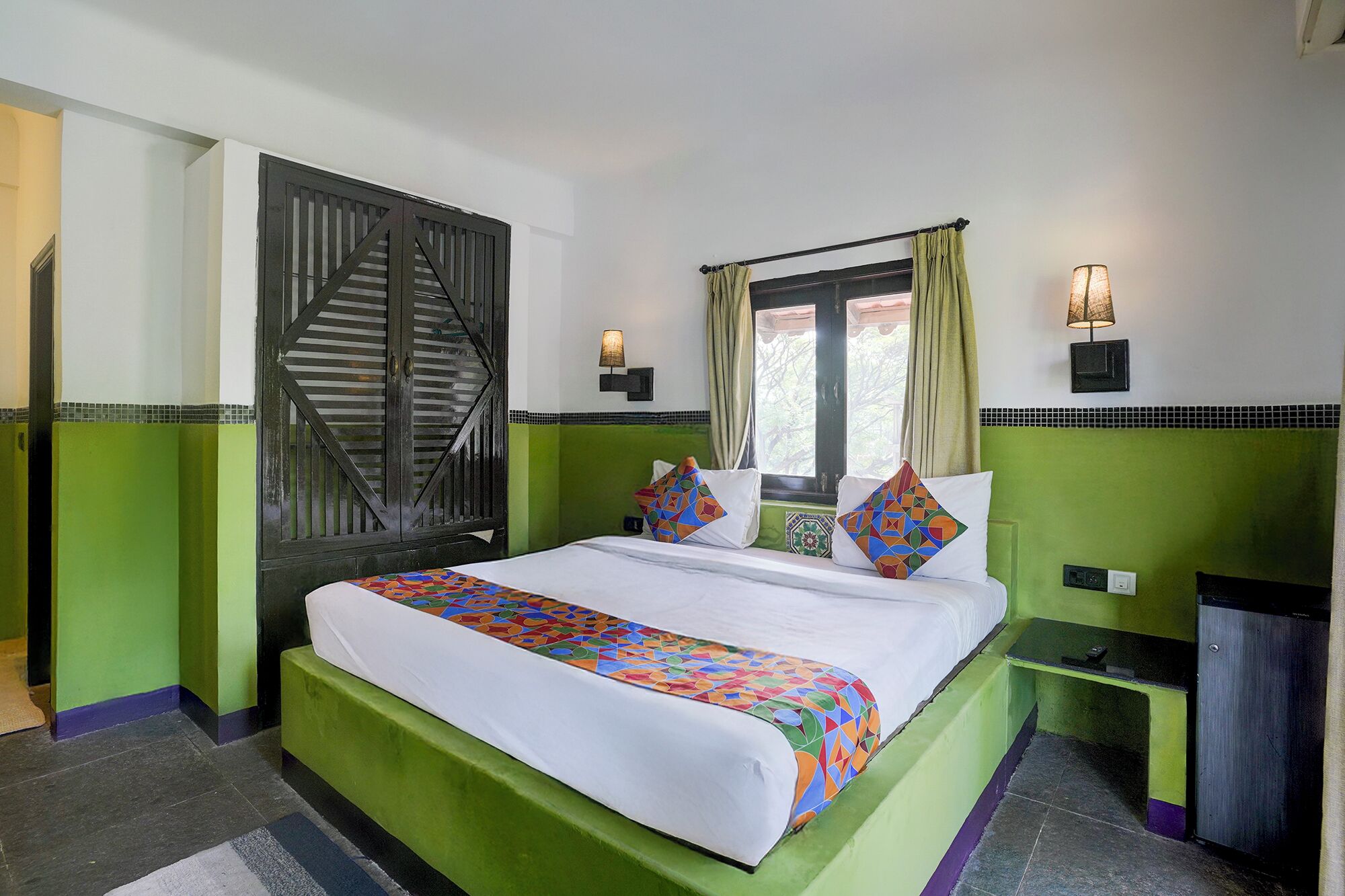 ملاءات من القطن المصري وأغطية فراش متميزة وخزنة داخل الغرفة