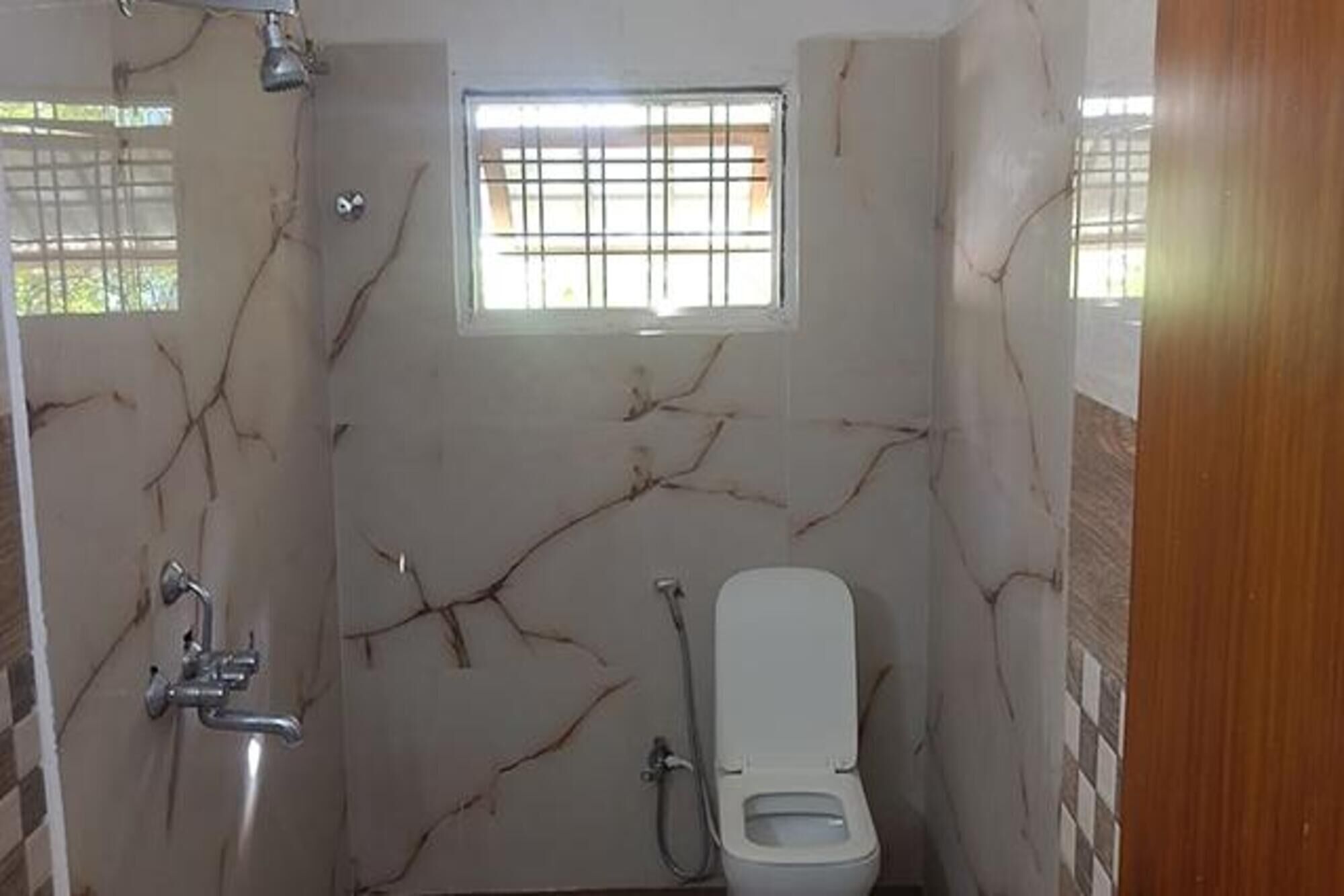 Shower, rainfall showerhead, free toiletries, towels