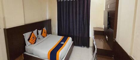 Egyptian cotton sheets, premium bedding, in-room safe, free WiFi