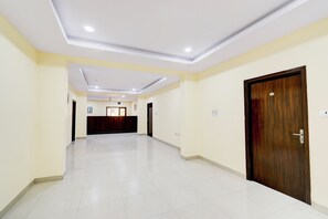 Lobby - Fabhotel Vsm Suites (Hyderabad)