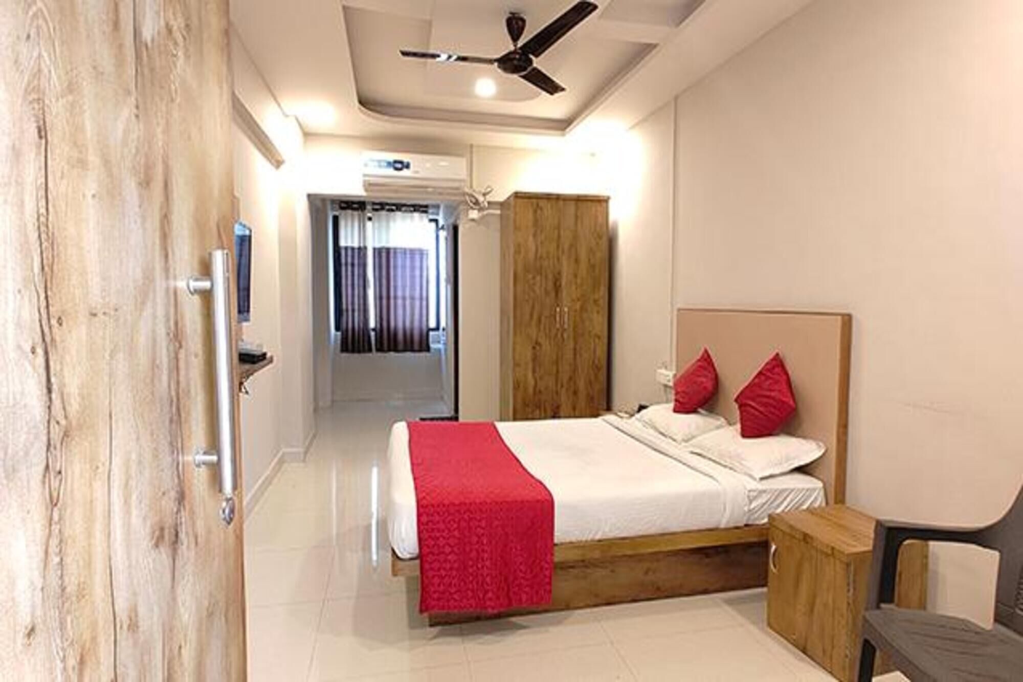 Egyptian cotton sheets, premium bedding, in-room safe, free WiFi