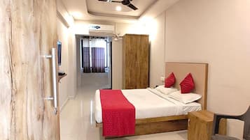 Egyptian cotton sheets, premium bedding, in-room safe, free WiFi