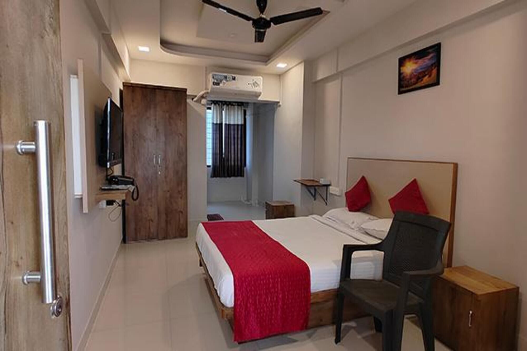 Egyptian cotton sheets, premium bedding, in-room safe, free WiFi