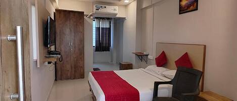 Egyptian cotton sheets, premium bedding, in-room safe, free WiFi