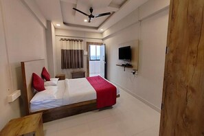 Deluxe Room | Egyptian cotton sheets, premium bedding, in-room safe, free WiFi - Fabhotel Ace Executive (Pune)