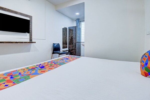 ملاءات من القطن المصري وأغطية فراش متميزة وخزنة داخل الغرفة