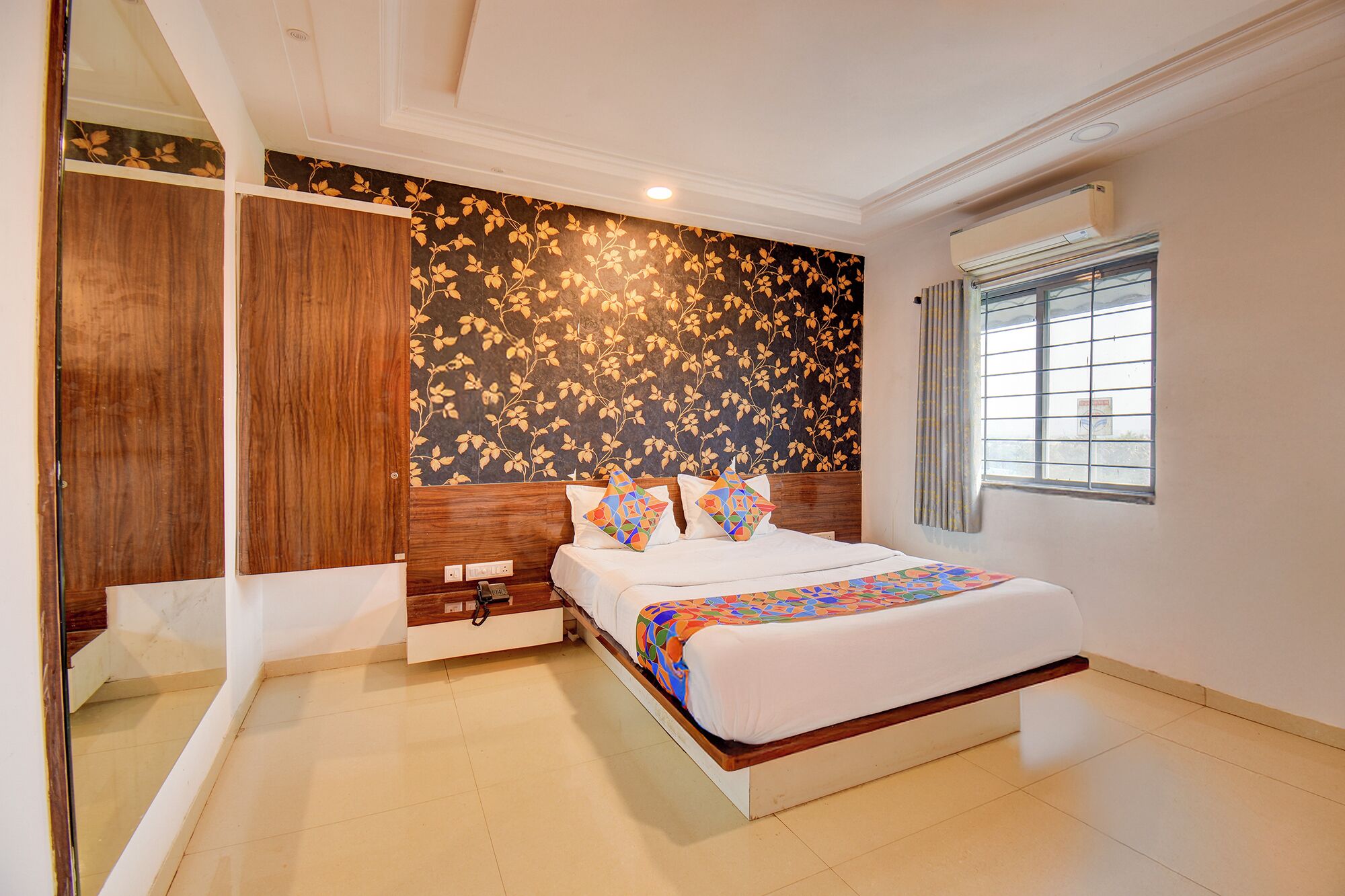 Egyptian cotton sheets, premium bedding, in-room safe, free WiFi