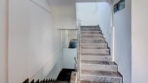 Eine Treppe mit Geländer, die zu einer Empore führt.