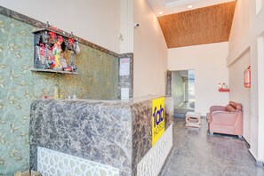 Reception - Fabhotel Royal Imperio (Paud)