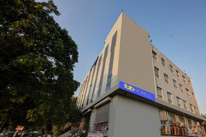 Exterior - Fabhotel Golden Key Residency (New Delhi)