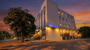 A multi-story building with a sign for 'fab hotels'. - Fabhotel Golden Key Residency (New Delhi)