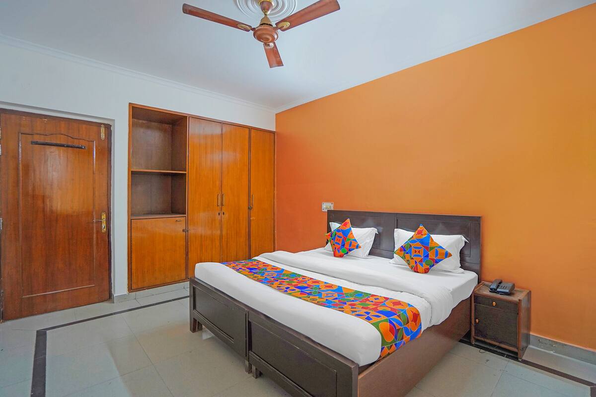 Kamar Deluks | Seprai katun Mesir, seprai premium, brankas, dan Wi-Fi gratis