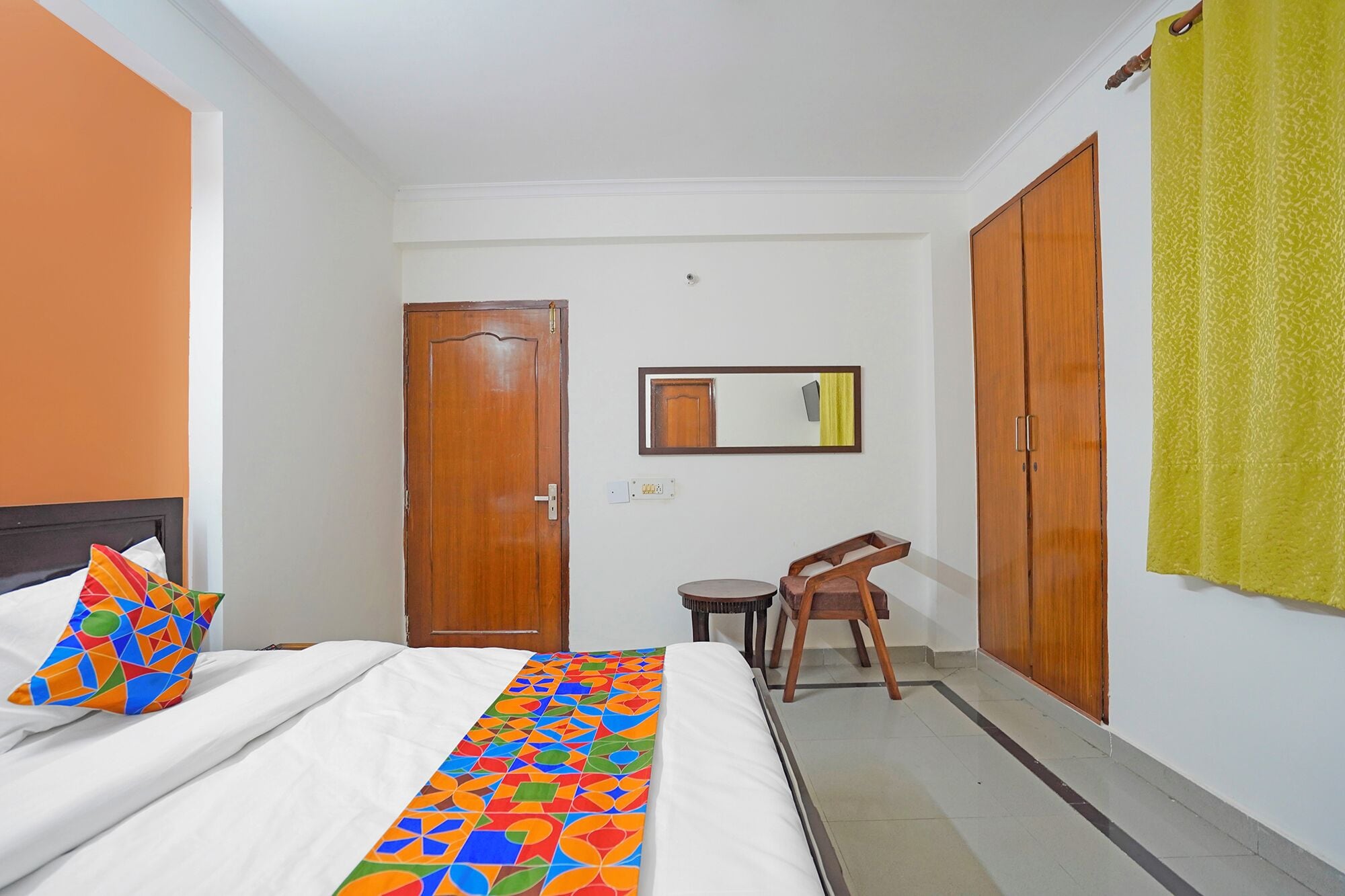 ملاءات من القطن المصري وأغطية فراش متميزة وخزنة داخل الغرفة