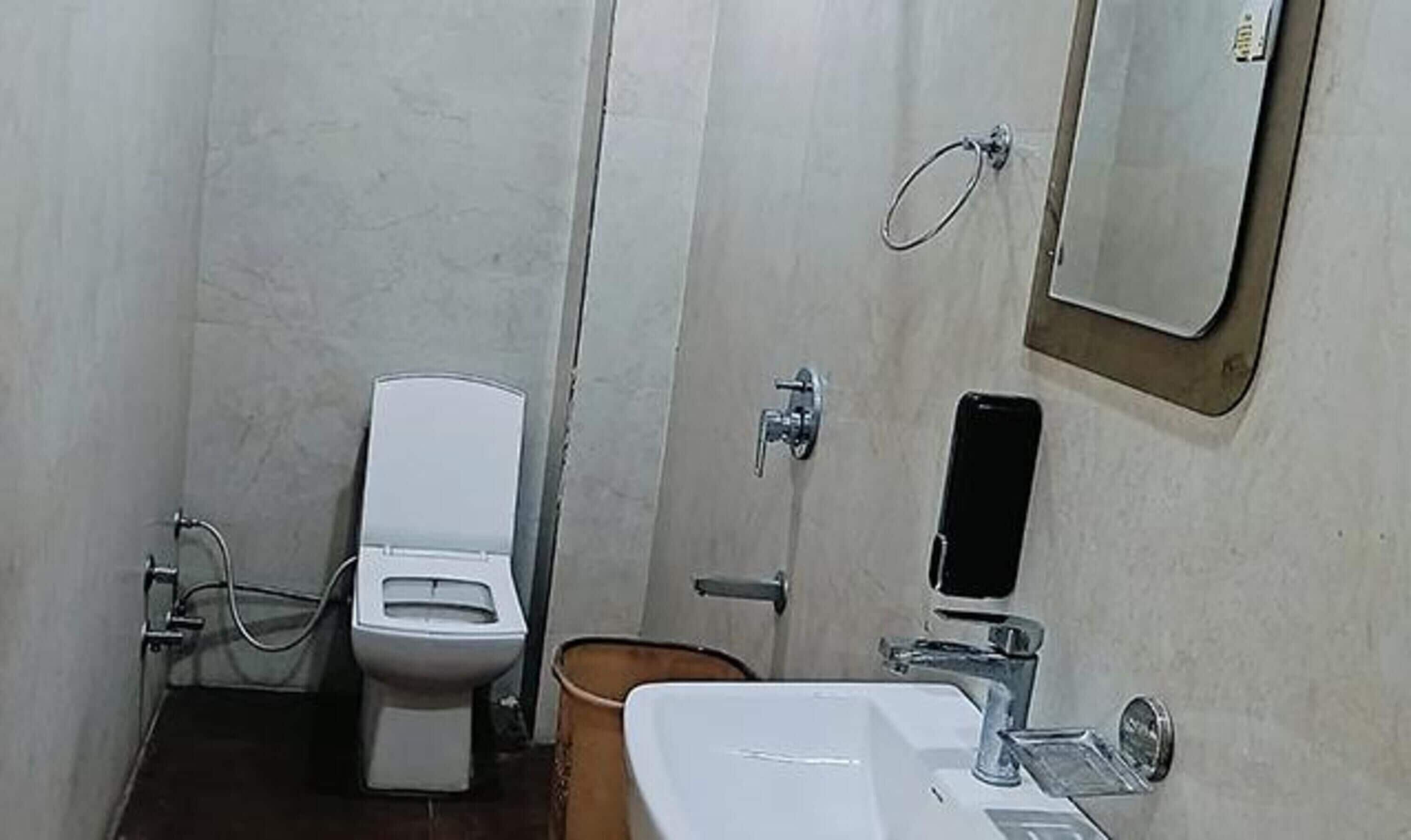 Shower, rainfall showerhead, free toiletries, towels