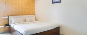 Egyptian cotton sheets, premium bedding, in-room safe, free WiFi - Fabhotel Nitya Executive (Pune)