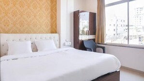 ห้องดีลักซ์ | ผ้าปูที่นอนฝ้ายอียิปต์, เครื่องนอนระดับพรีเมียม, ตู้นิรภัยในห้องพัก