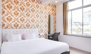 Egyptian cotton sheets, premium bedding, in-room safe, free WiFi - Fabhotel Nitya Executive (Pune)
