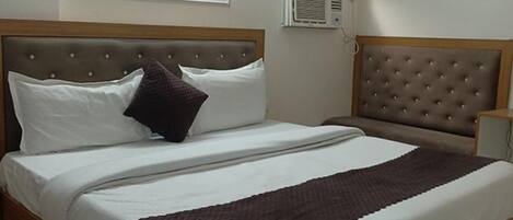 Egyptian cotton sheets, premium bedding, in-room safe, free WiFi