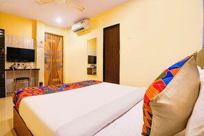 Egyptian cotton sheets, premium bedding, in-room safe, free WiFi - Fabexpress Ashir Inn (Mumbai)