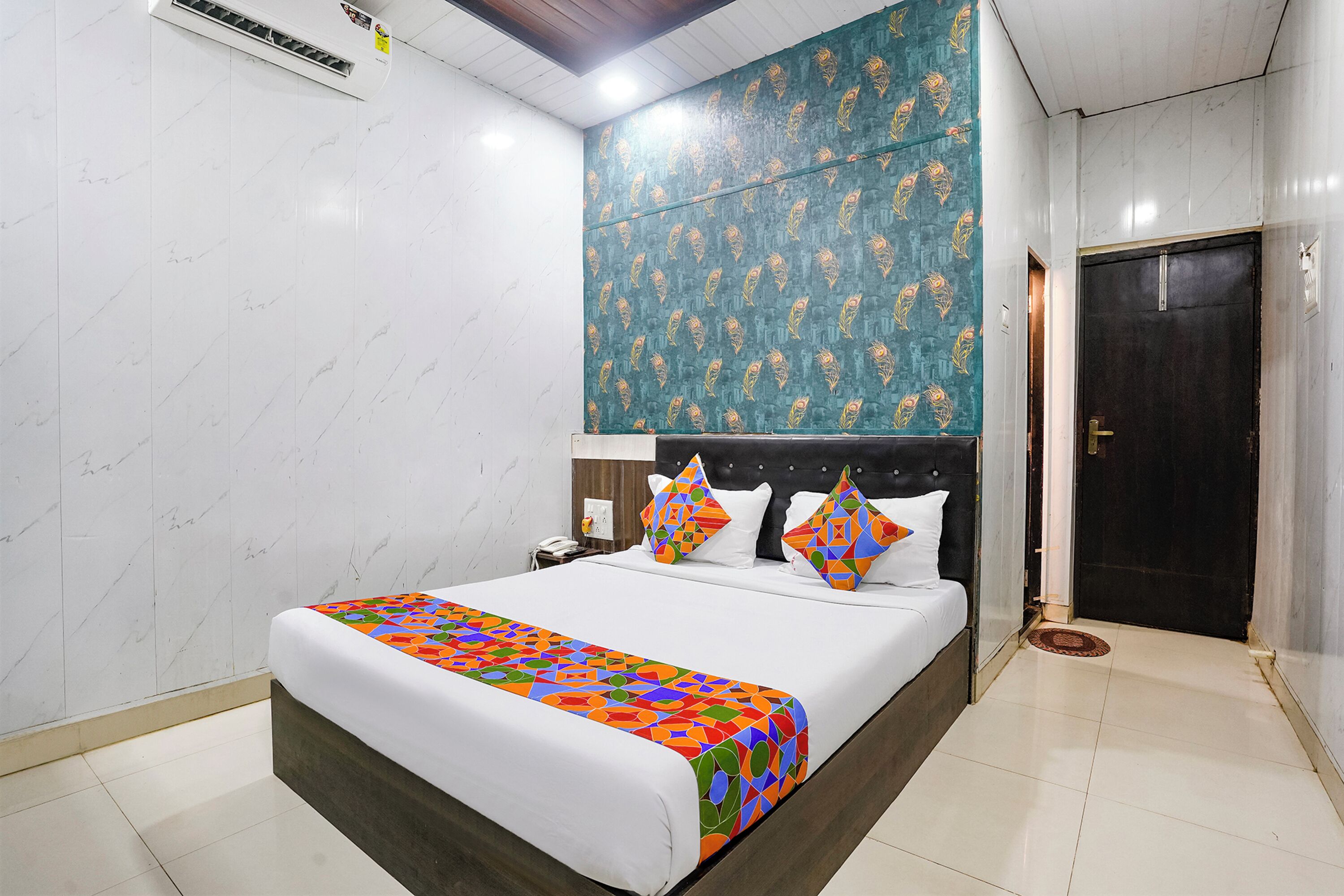 Egyptian cotton sheets, premium bedding, in-room safe, free WiFi