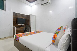 Egyptian cotton sheets, premium bedding, in-room safe, free WiFi - Via Ashir Inn (Mumbai)