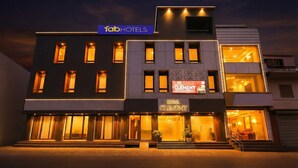 Un hôtel moderne, reconnaissable à son enseigne portant les noms « fabHOTELS » et « HOTEL CLEMENT ».