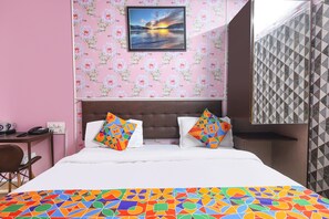 Egyptian cotton sheets, premium bedding, in-room safe, free WiFi - Fabhotel Clement (Dehradun)