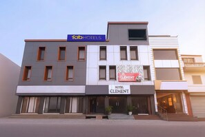 Property entrance - Fabhotel Clement (Dehradun)