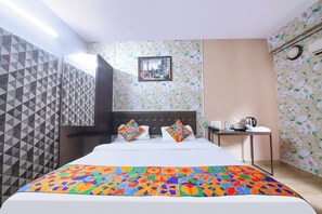Egyptian cotton sheets, premium bedding, in-room safe, free WiFi - Fabhotel Clement (Dehradun)