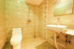 Shower, rainfall showerhead, free toiletries, towels - Fabhotel Clement (Dehradun)