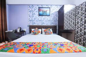 Egyptian cotton sheets, premium bedding, in-room safe, free WiFi - Fabhotel Clement (Dehradun)