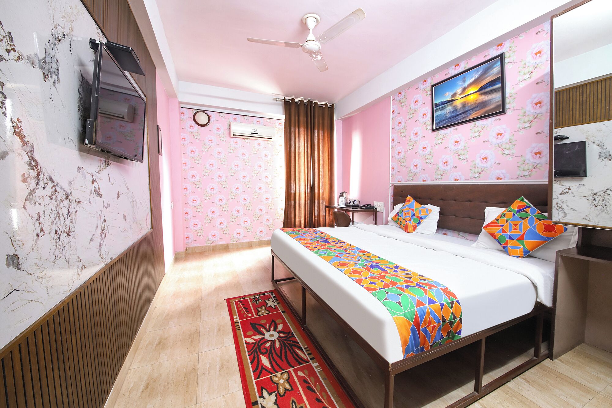 Egyptian cotton sheets, premium bedding, in-room safe, free WiFi