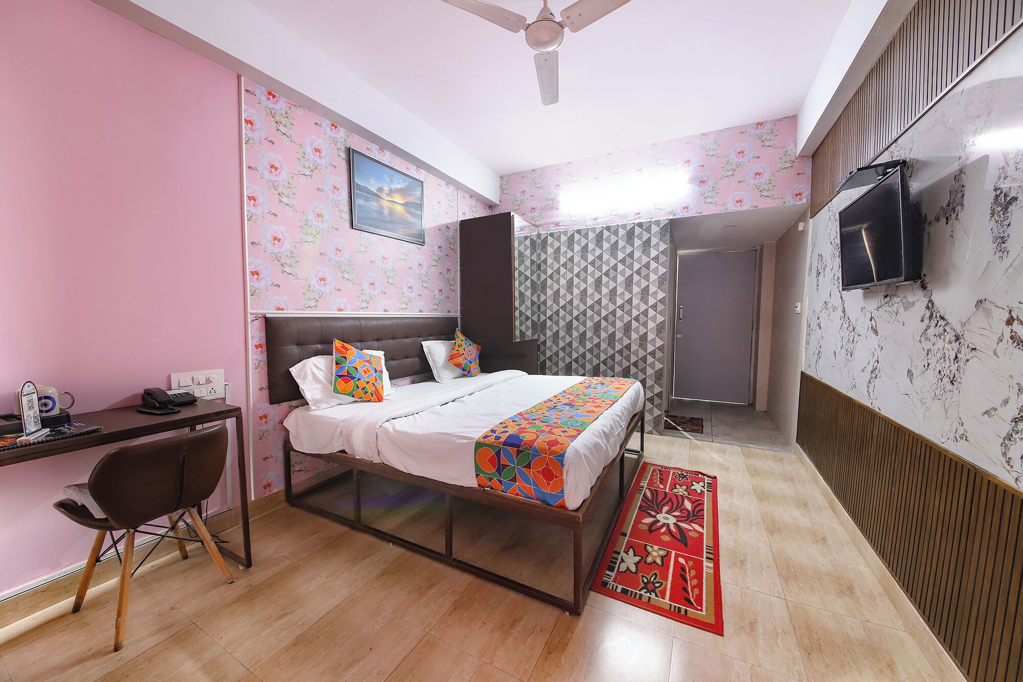 Egyptian cotton sheets, premium bedding, in-room safe, free WiFi