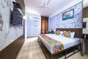 Egyptian cotton sheets, premium bedding, in-room safe, free WiFi - Fabhotel Clement (Dehradun)