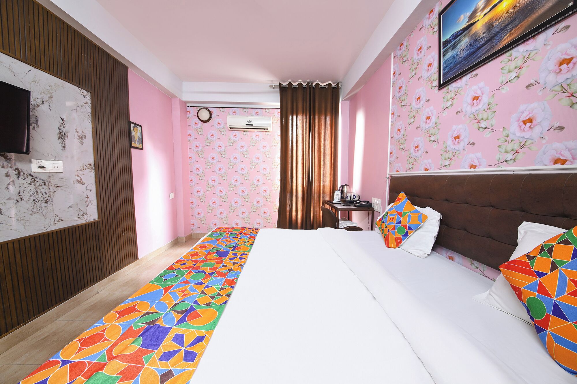 Egyptian cotton sheets, premium bedding, in-room safe, free WiFi