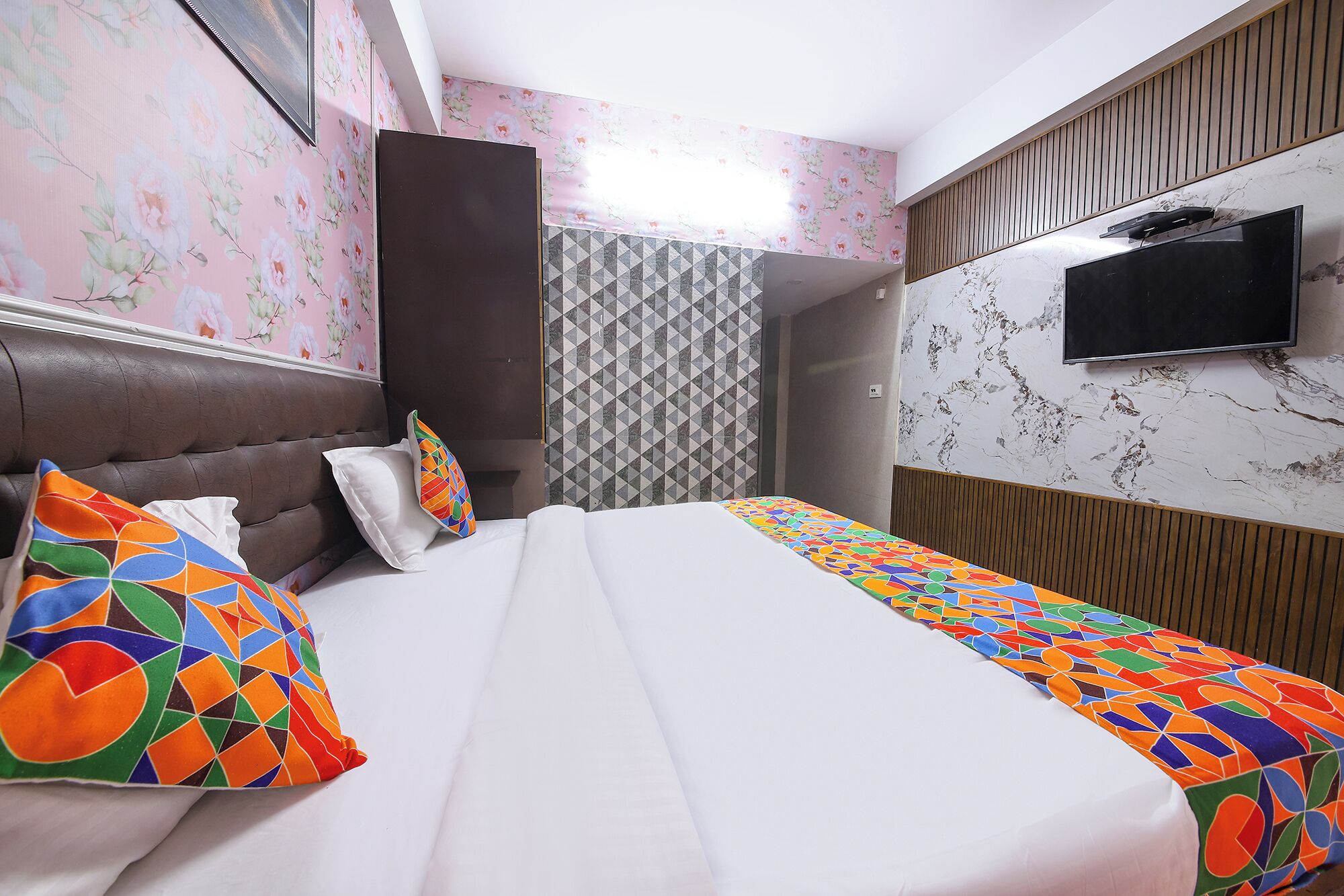 Egyptian cotton sheets, premium bedding, in-room safe, free WiFi