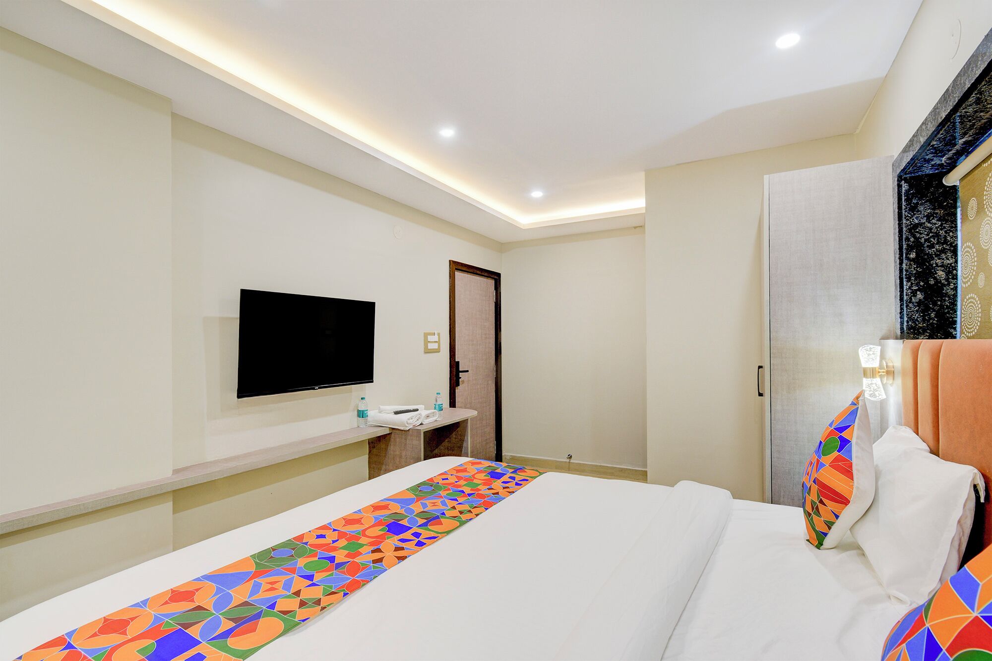 Egyptian cotton sheets, premium bedding, in-room safe, free WiFi