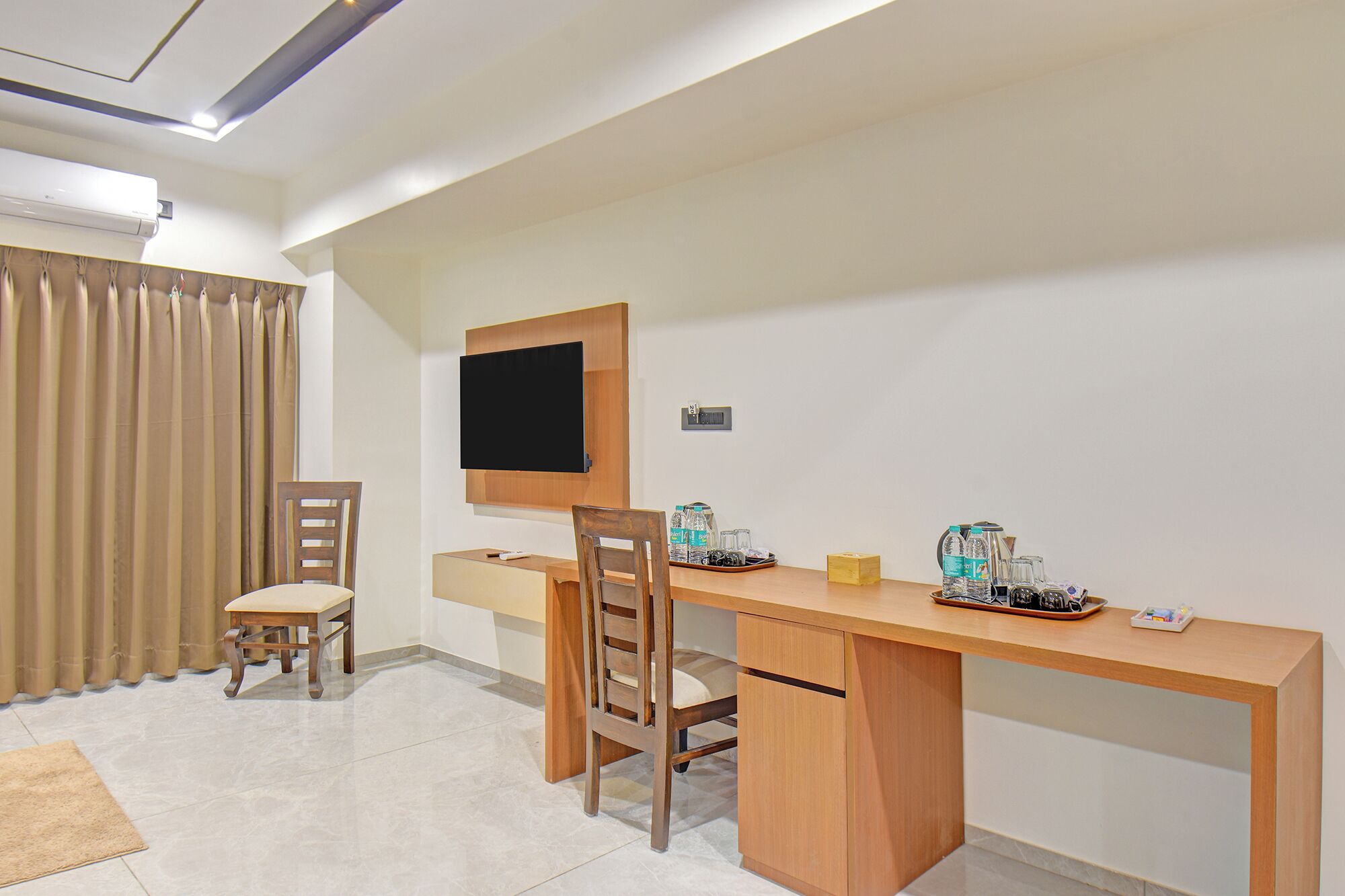 Habitación familiar | Área de sala de estar | Televisión LCD de 28 pulgadas con canales por cable 