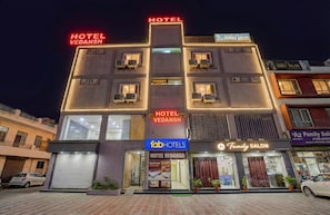 Ein Hotel mit mehreren Etagen, einer Familiensitzgruppe und einem gut sichtbaren Eingang.